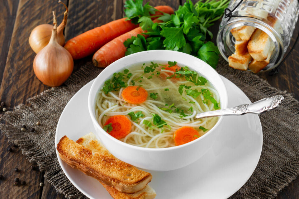 Jaki rodzaj makaronu jest idealny do zupy rybnej?