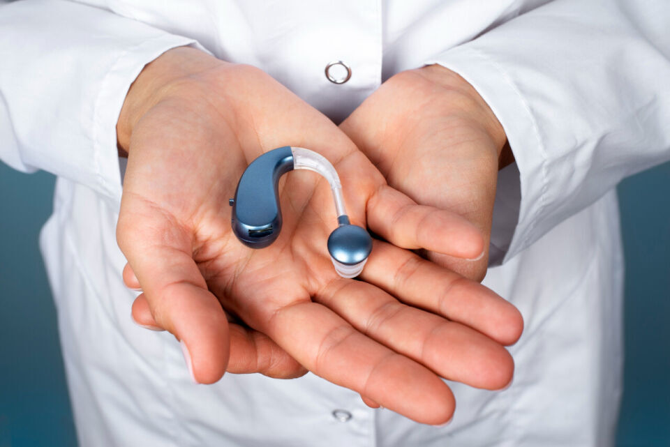 Skutki korzystania z uszkodzonego aparatu słuchowego - dlaczego lepiej naprawić niż używać dalej