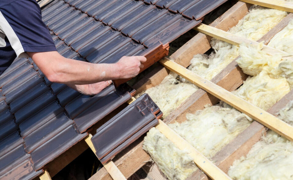 Dlaczego warto zainwestować w izolację dachu pianką?
