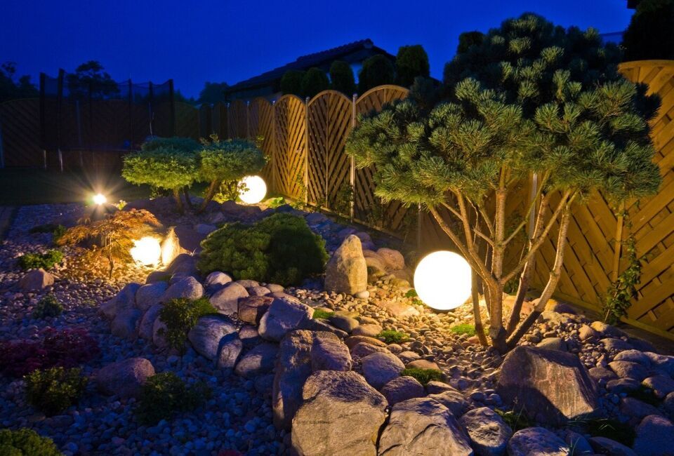 Efektywny czas pracy i koszty utrzymania różnych rodzajów oświetlenia ogrodowego