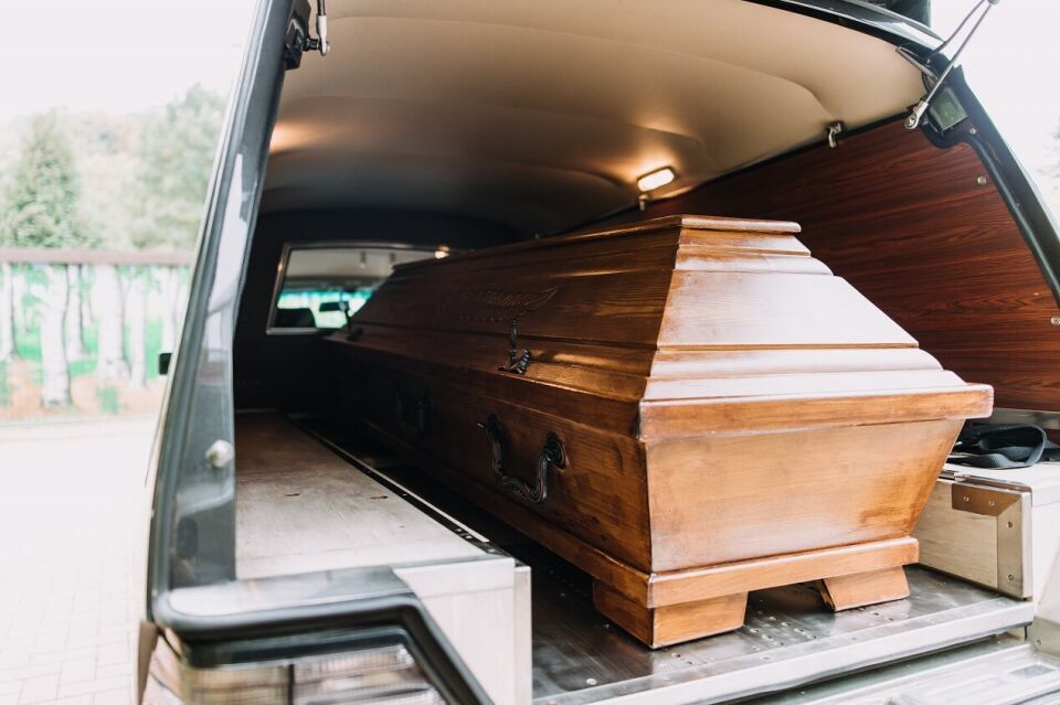 Jak sprawnie przygotować pojazd do transportu zwłok przed wykonaniem usługi pogrzebowej