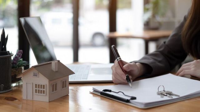 Co powinien zawierać umowa pomiędzy właścicielem nieruchomości a biurem nieruchomości?