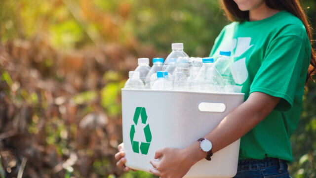 Innowacyjne projekty na rzecz ograniczenia problemu związanego z recyklingiem plastiku