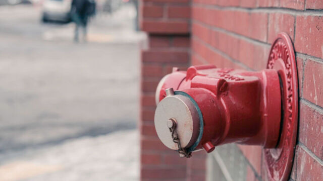 Jakie czynniki wpływają na wydajność działania instalacji hydrantowej?