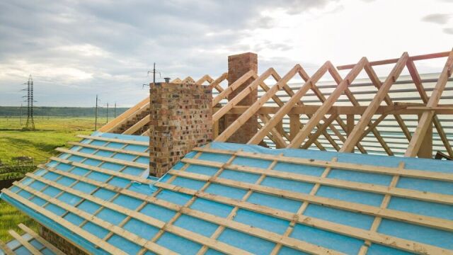 Jakie parametry techniczne powinno spełniać drewno stosowane na dachu?