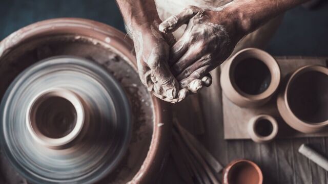 Rola rzemieślników i projektantów podczas procesu produkcji ceramiki w manufakturach