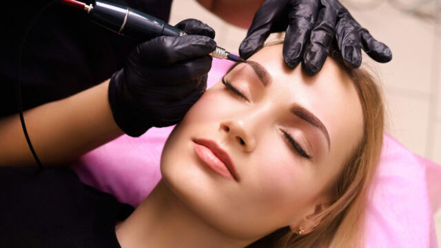 Praktyczne wskazówki dotyczące pielęgnacji po zabiegu makijażu permanentnego brwi