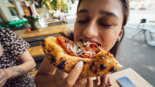 Dlaczego atmosfera w pizzerii ma znaczenie dla odbioru jedzenia?