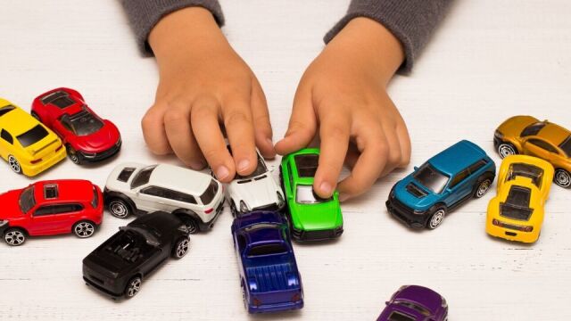Metody sortowania i systematyzowania różnych typów samochodzików dla chłopców i dziewcząt