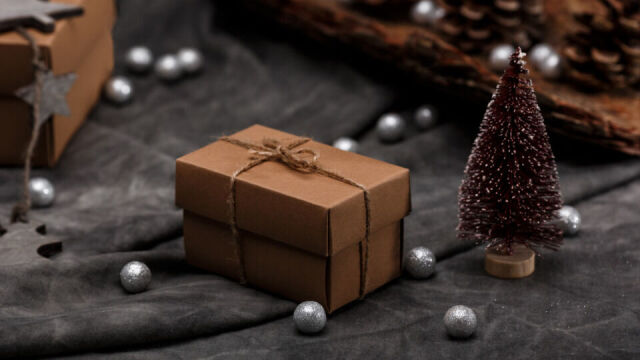 Poznaj zalety korzystania z pudełek reklamowych jako opakowań na prezenty