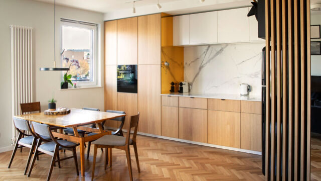 Czy można używać chemii domowej do czyszczenia drewnianych paneli podłogowych w kuchni?