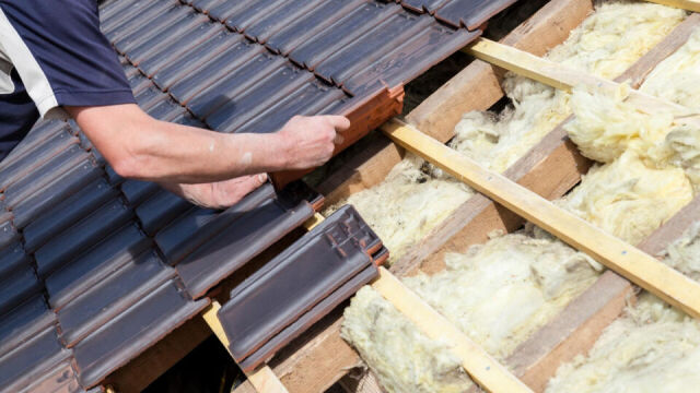 Dlaczego warto zainwestować w izolację dachu pianką?