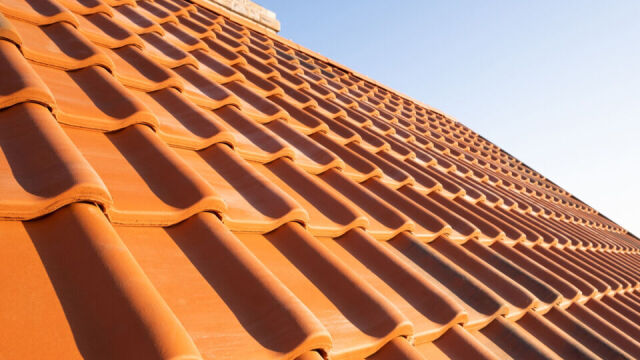 Jakie czynniki wpływają na cenę dachówek ceramicznych?
