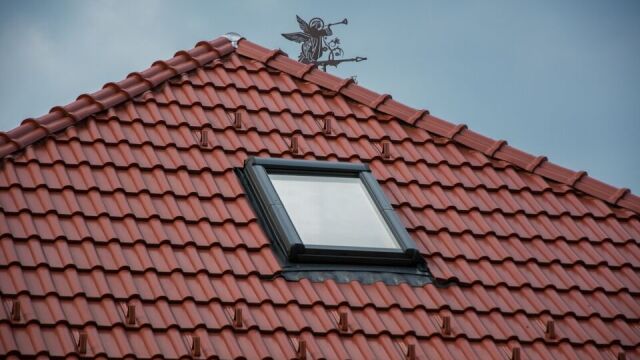 Kiedy najlepiej zamontować moskitierę na dachu? Porady dla właścicieli