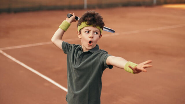 Podstawy gry w tenisa – jak przygotować dziecko do kolonii tenisowych