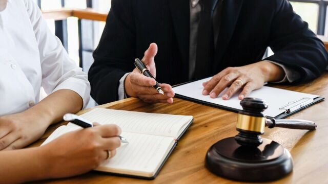Jak prawnik może pomóc mi w przypadku problemów z umowami i transakcjami handlowymi?