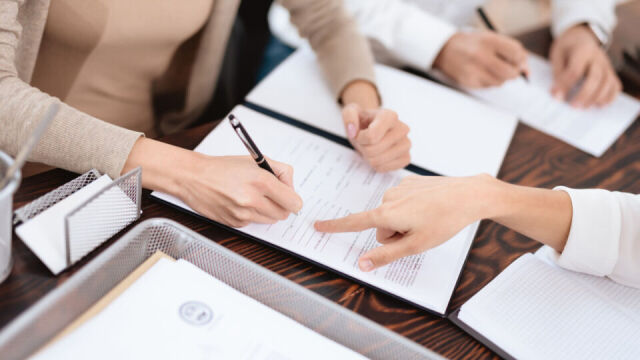 Jak załatwić sprawy spadkowe za pomocą umowy notarialnej?
