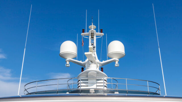 Dlaczego warto mieć morski telefon satelitarny w łodzi?